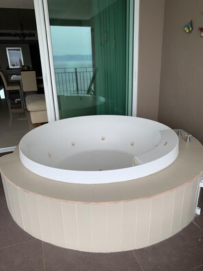 Indoor spa tub