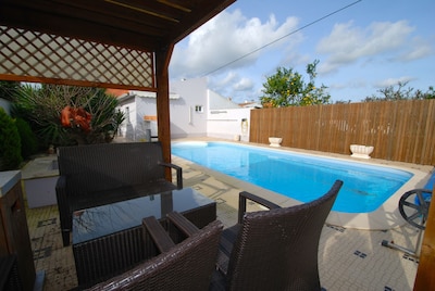 Laranjeira - Casa con jardín y piscina privada climatizada, estacionamiento y WiFi.
