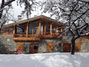 CHAMOISETTE EST LE CHALET DE DROITE ( A GAUCHE CHALET TAMALOU POUR 10 PERSONNES)