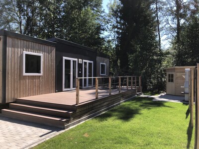 Moderna casa móvil con sauna al aire libre en el lago Murner