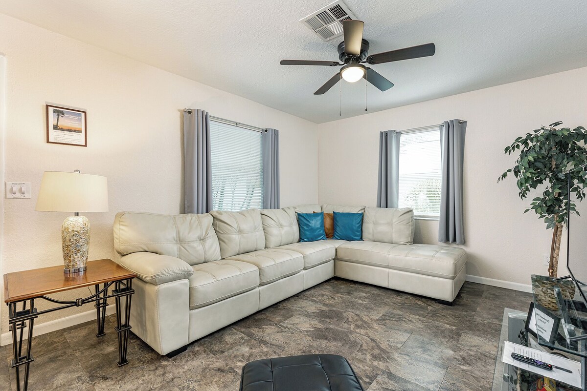 Key West Style Bungalows Close to Beaches!