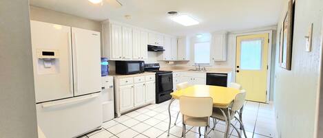 Very cool retro kitchen with all your major and minor appliances. 