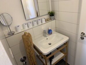 Kuckucksnest Wohnung links-Badezimmer