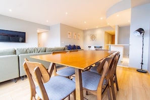 Modern and sophisticated dining room
