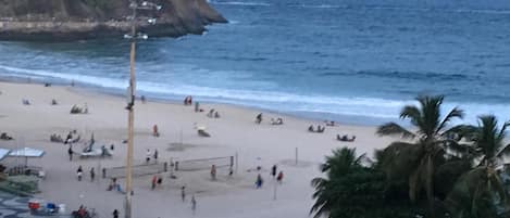 Vista da praia : obs o apartamento não tem vista mar .