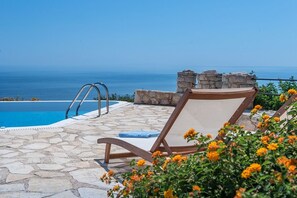 Private Infinity Pool overlooking the Sea