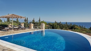 Private Infinity Pool overlooking the Sea