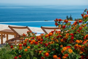 Private Infinity Pool overlooking the Sea