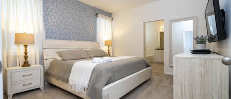 Master Suite 1 - located on the ground floor , KING bed and cable TV 43''. 