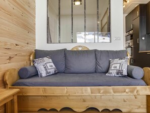 Propriété, Canapé, Meubles, Confort, Bois, Rectangle, Design Intérieur, Salon, Sol, Canapé-Lit