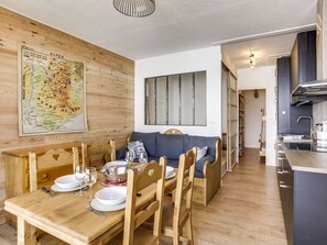 Pièce, Propriété, Design Intérieur, Bâtiment, Meubles, Salle À Manger, Table, Jaune, Mur, Maison