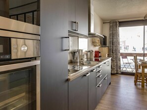 Cabinetry, Comptoir, Meubles, Bâtiment, Cuisinière, Robinet, Appareil De Cuisine, Évier, Cuisine, Bois