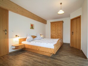 Ferienwohnung Sunnseitn für 4 Personen, 2 Schlafzimmer, 2 Balkone, 54 qm-Schlafzimmer 1