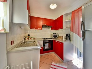 Eigentum, Zimmer, Rot, Interior Design, Möbel, Küche, Cabinetry, Gebäude, Haus, Grundeigentum