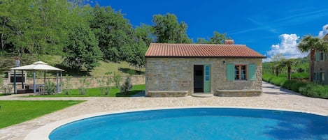 L'Eau, Propriété, Ciel, Plante, Bleu, La Nature, Bleu Azur, Piscine, Herbe, Arbre