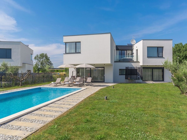 Property, House, Real Estate, Home, Building, Residential Area, Architecture, Swimming Pool, Estate, Facade