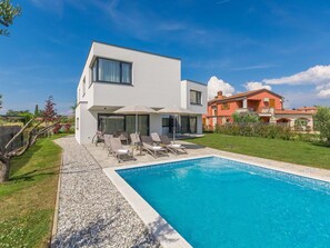 Property, House, Real Estate, Building, Swimming Pool, Home, Residential Area, Villa, Estate, Vacation