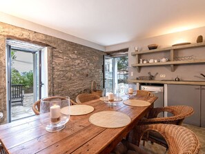 Table, Meubles, Propriété, Bois, Chaise, Cabinetry, Design Intérieur, Salon, Vaisselle, Éclairage
