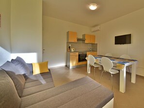 Zimmer, Eigentum, Möbel, Interior Design, Fussboden, Gebäude, Wand, Wohnzimmer, Tabelle, Haus