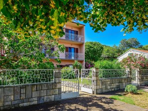 Pflanze, Gebäude, Fenster, Baum, Himmel, Vegetation, Zaun, Haus, Hütte, Freizeit
