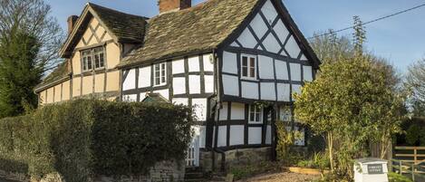 Cobbler's Cottage is a quintessential semi-detached character cottage in the picturesque village of Pembridge