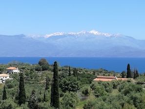 Blick von der Terrasse aufs Meer und die Mani