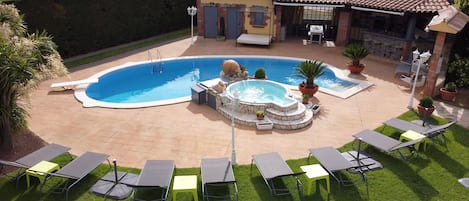 Espace piscine privé 
Piscine au sel chauffée 11mX5m
Jacuzzi 8 places 34 °