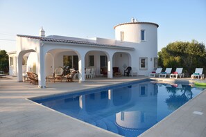 Vue piscine à la tombée du jour