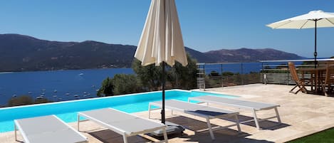 la piscine à débordement et une partie de sa plage belvédère