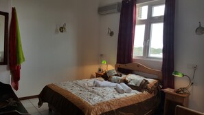 chambre à coucher principale avec climatisation et ventilo