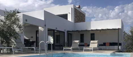 Villa avec piscine privée 3 terrasses dont 1 ombragée , près mer idéal 6 pers 
