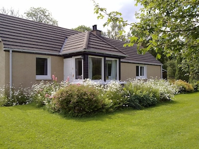 Cottage With Mountain Views Situated In A 3 Acre Woodland Garden