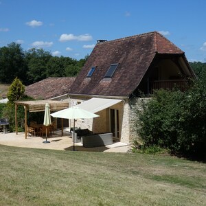 Stone house with pool 200 meters from a small village. Cul de sac.