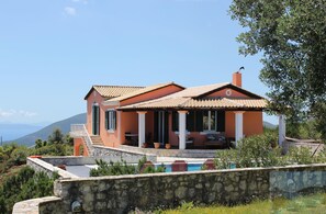 A beautiful villa in a superb position - fabulous pool, views & gardens