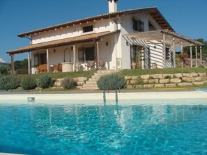 Side west of the villa