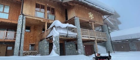 Chalet Vue Montagne in the snow