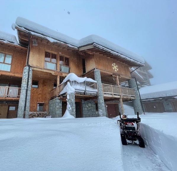 Chalet Vue Montagne in the snow