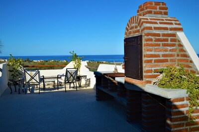 VISTAS ABSOLUTAMENTE IMPRESIONANTES y un paseo fácil a la playa con piscina.