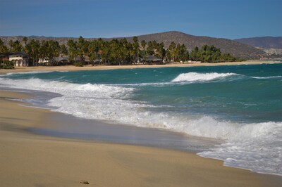 VISTAS ABSOLUTAMENTE IMPRESIONANTES y un paseo fácil a la playa con piscina.