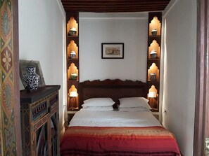 "Sadarnapalus" bedroom on the first floor, with ensuite bathroom