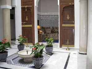 The courtyard in marble and its ancient fountain