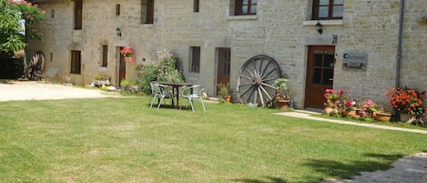 Large 300 year old farmhouse,all mod cons but original features