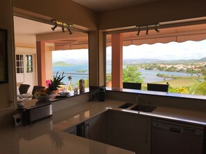 Cuisine tout équipée avec vue dégagée sur le golf et la mer