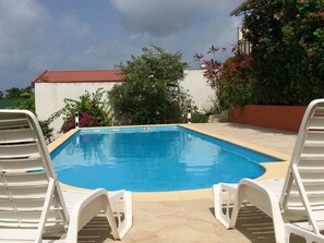 La piscine située non loin de la maison