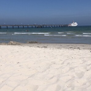 Seebrücke Ostseebad Binz mit der kostenlosen Bäderbahn bequem zu erreichen.