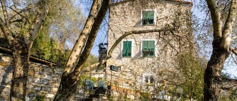 Il Casone: ein Natursteinhaus  im Sommer...