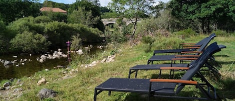 jardin devant la rivière privé