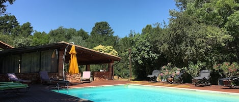 Sieste à l'ombre sur la plage piscine potentiellement partagée 