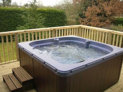 3 Bedroom Detached House With It's Own Private Hot Tub Outside & Free WI FI.