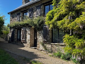 Façade de la maison sous la glycine